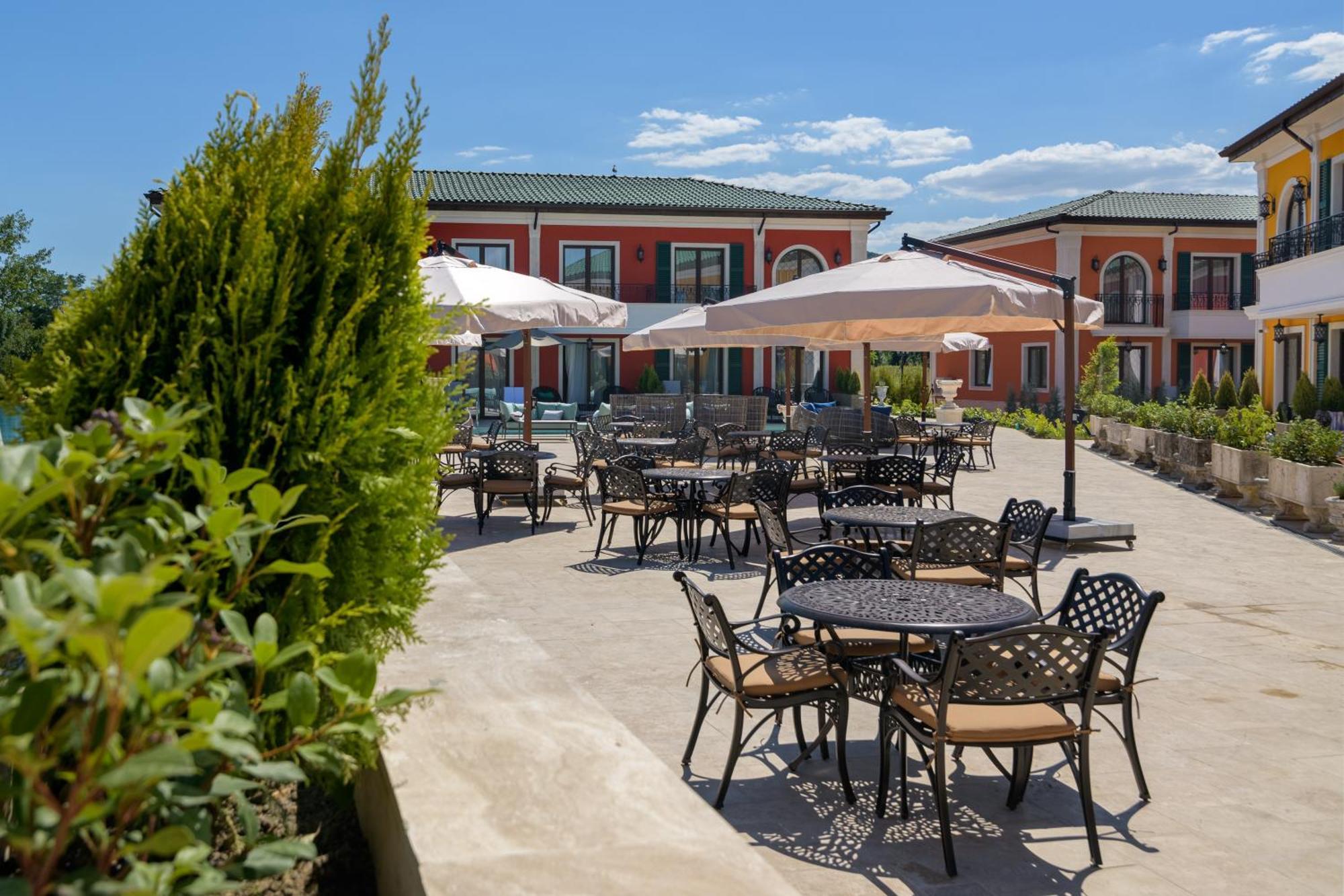 Eco Therma Village Kranevo Exterior foto The courtyard of the hotel